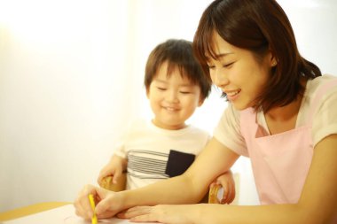 Genç Asyalı anne ve oğlu.