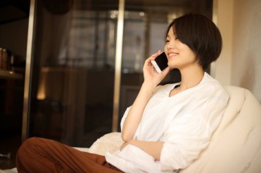 Cep telefonu kullanan Asyalı kadın.