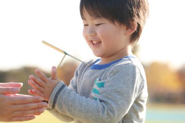 Parktaki yakışıklı Asyalı çocuk.