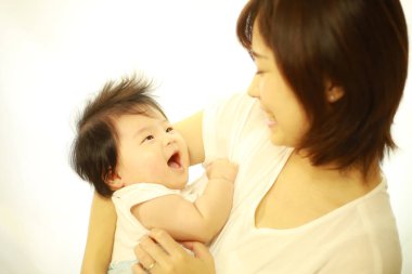 Genç Asyalı kadın ve bebeği.