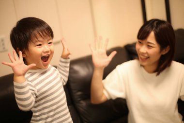 Asya anne oğlu ile oynamak