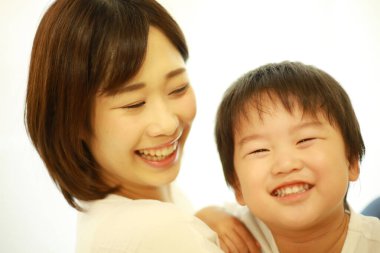 Genç Asyalı anne ve oğlu.