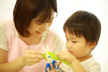 Genç Asyalı anne ve oğlu.