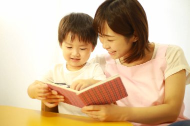 Genç Asyalı anne ve oğlu.