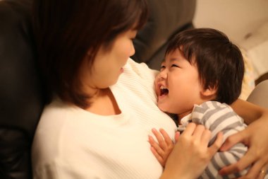 Asya anne oğlu ile oynamak