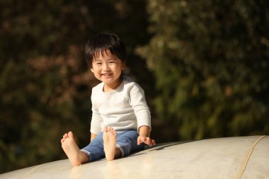 Parktaki küçük Asyalı çocuk.