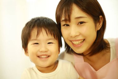 Genç Asyalı anne ve oğlu.