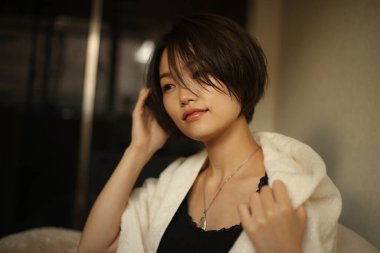 Güzel kız saç stili yapıyor.