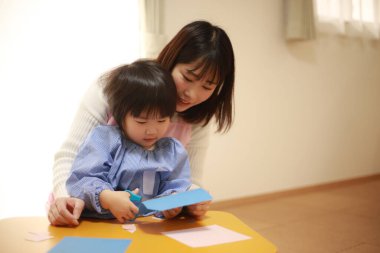 Asyalı genç kadın ve küçük oğlu başvuru yapıyor.