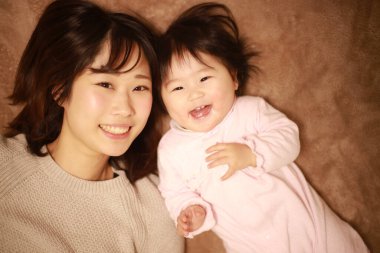 Yatağında bebeğiyle mutlu bir anne