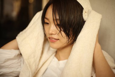 Güzel kız saç stili yapıyor.