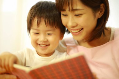 Genç Asyalı anne ve oğlu.