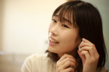 Asyalı genç bir kadının portresi. Kulak delici.