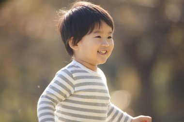 Oyun parkında oynayan sevimli erkek bebek.
