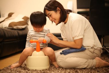 Asya anne oğlu ile oynamak