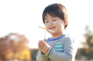 Parktaki yakışıklı Asyalı çocuk.