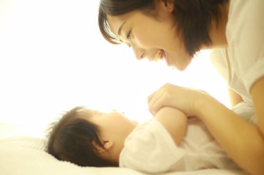 Genç Asyalı anne ve oğlu.