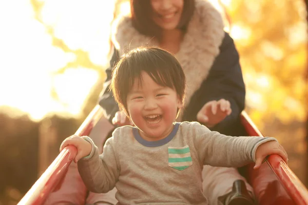 Милий Маленький Азіатський Хлопчик Його Мама Парку — стокове фото