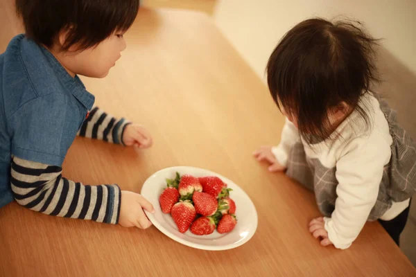 Азиатские Маленькие Дети Едят Клубнику Кухне — стоковое фото