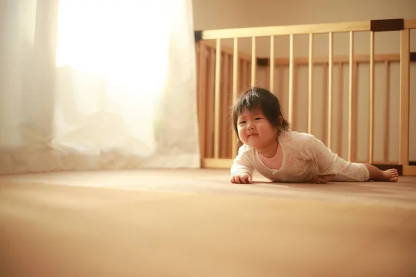 Asiático Bebê Menina Jogar Casa — Fotografia de Stock