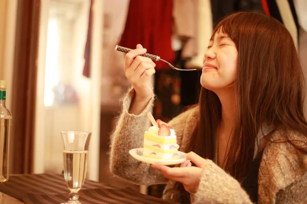 Junge Asiatische Frau Mit Tasse Kuchen Café — Stockfoto