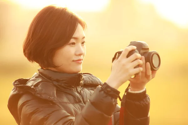 Junge Frau Mit Kamera Fotografiert Auf Digitalem Tablet — Stockfoto