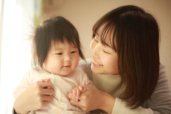 Sorridente Asiatico Giovane Donna Suo Littlegirl — Foto Stock