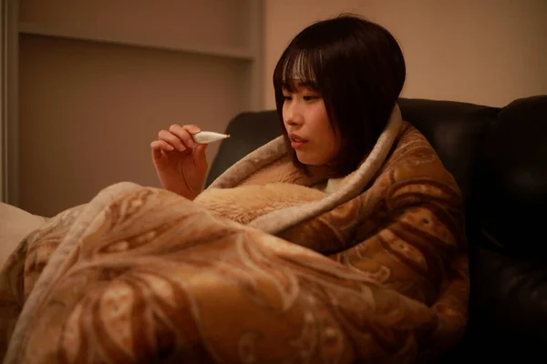 Ritratto Giovane Donna Giapponese Con Febbre Alta — Foto Stock