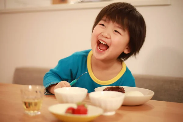 Roztomilý Malý Chlapec Jíst Jídlo Kuchyni — Stock fotografie