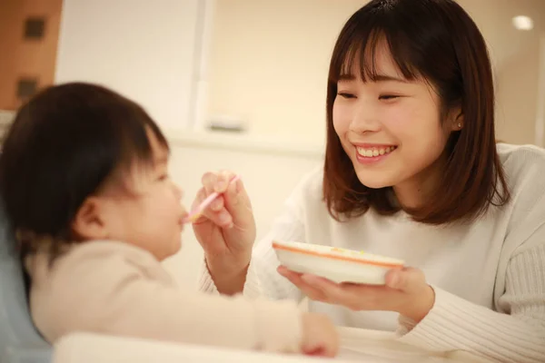 집에서 아이에게 먹이는 아시아 — 스톡 사진