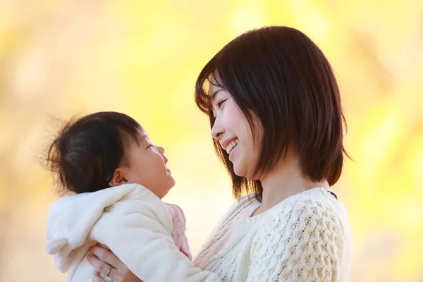 Porträt Junge Asiatische Frau Mit Ihrer Tochter Park — Stockfoto