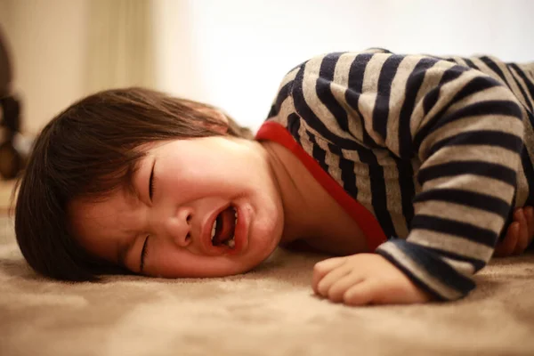 Pouco Asiático Criança Chorando Casa — Fotografia de Stock