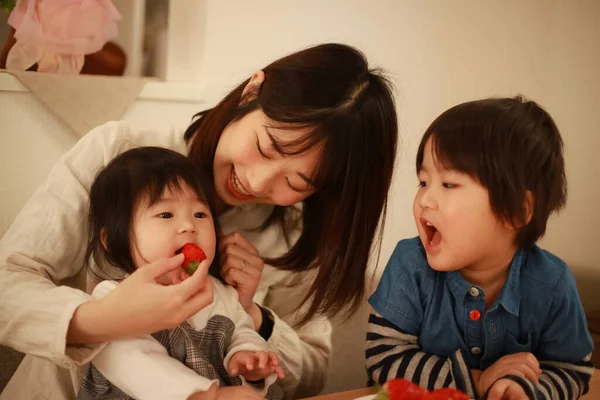 Ασιάτισσα Και Παιδιά Τρώνε Φράουλες — Φωτογραφία Αρχείου
