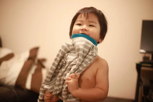 Menino Tomando Suas Roupas — Fotografia de Stock