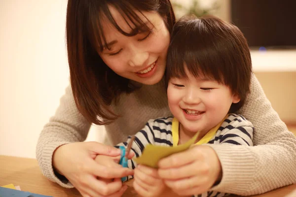 Glimlachende Aziatische Jonge Vrouw Haar Kleine Zoon Maken Hand Creaft — Stockfoto