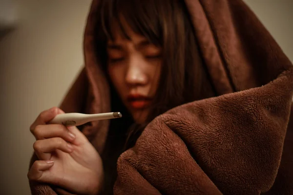 Jong Aziatisch Vrouw Met Thermometer Ziek — Stockfoto