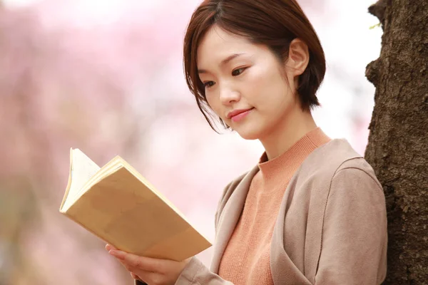 Ung Asiatisk Kvinna Läser Parken — Stockfoto