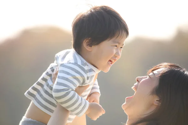 Asiática Mãe Brincando Com Seu Filho — Fotografia de Stock