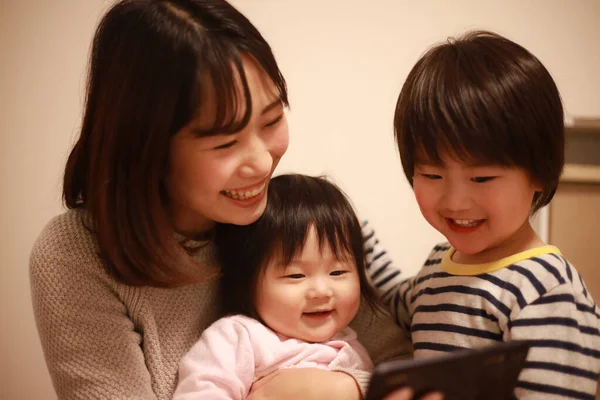 Felice Famiglia Asiatica Utilizzando Telefono Cellulare Guardare Spettacoli Televisivi — Foto Stock