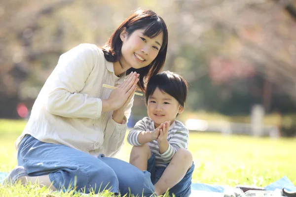 Aziatische Moeder Lunchen Met Haar Zoon Park — Stockfoto