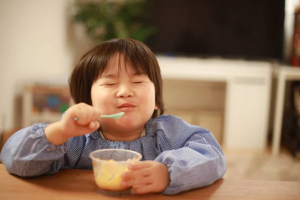 Asijské Malý Chlapec Jíst Jídlo Stole — Stock fotografie