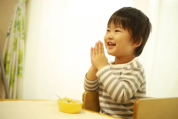 Słodkie Azji Chłopiec Jedzenie Domu — Zdjęcie stockowe