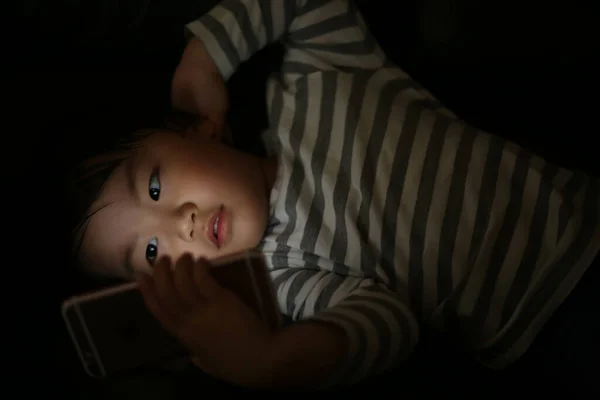 Niño Pequeño Usando Teléfono Inteligente Por Noche —  Fotos de Stock