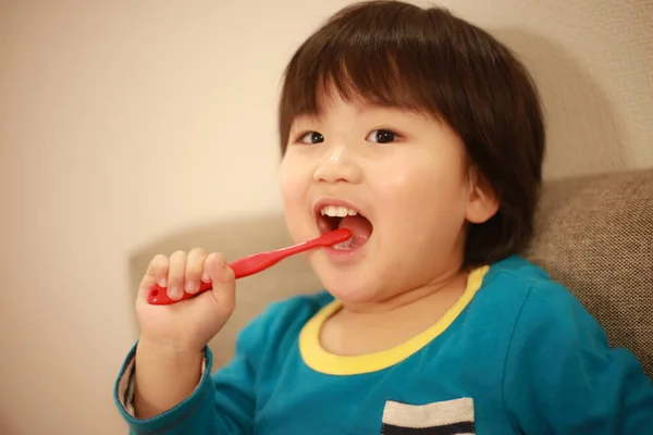Küçük Çocuk Evde Dişlerini Fırçalıyor — Stok fotoğraf