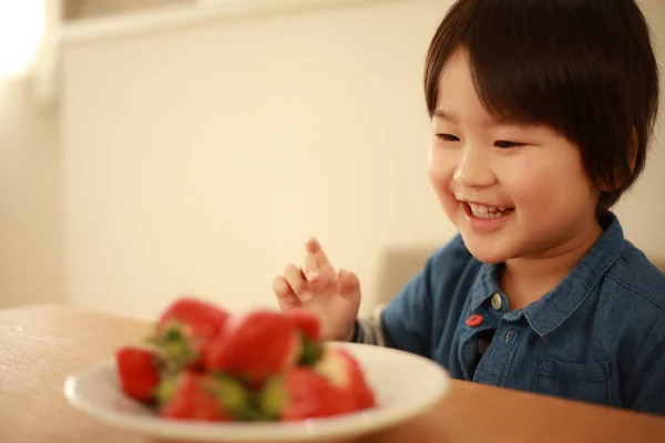 Petit Enfant Mangeant Des Fraises Maison — Photo