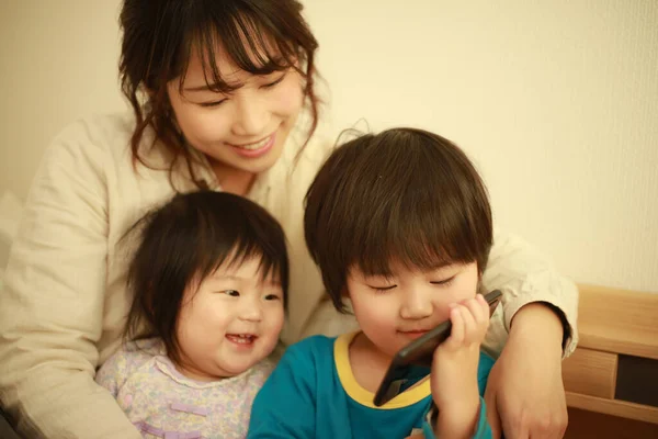 Feliz Asiático Mãe Com Seus Filhos — Fotografia de Stock