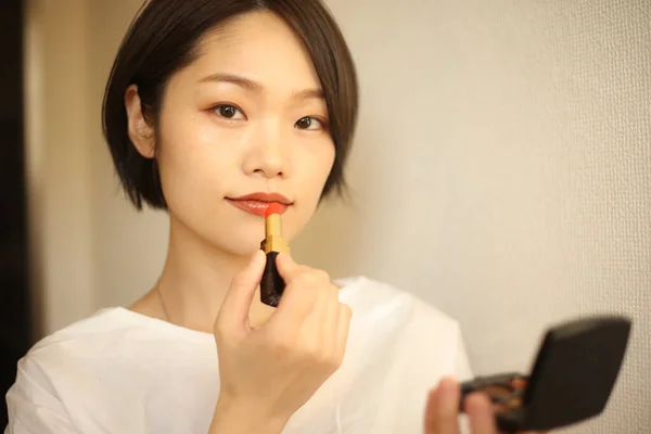 Närbild Porträtt Vacker Kvinna Tillämpa Makeup — Stockfoto