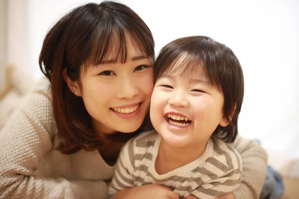 Uśmiechnięta Azjatycka Młoda Kobieta Jej Mały Syn — Zdjęcie stockowe