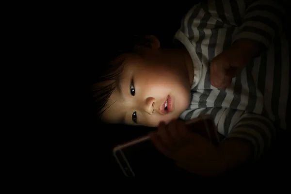 Маленький Мальчик Использующий Смартфон Ночью — стоковое фото