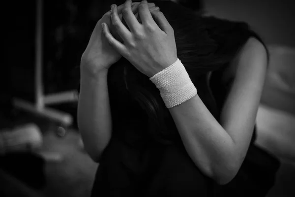 Asiático Joven Mujer Con Mano Lesionado —  Fotos de Stock